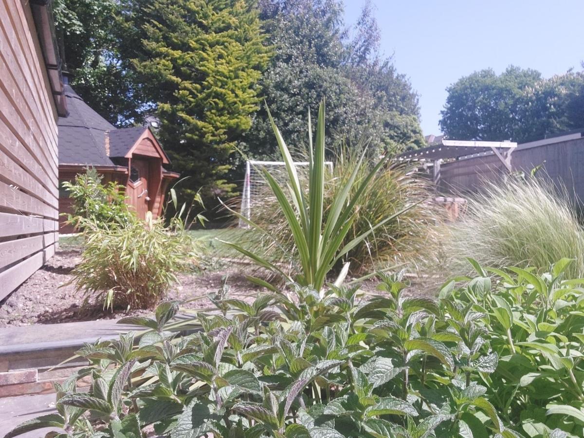 Beach House, With Bbq Lodge And Hot Tub! Bournemouth Exterior photo